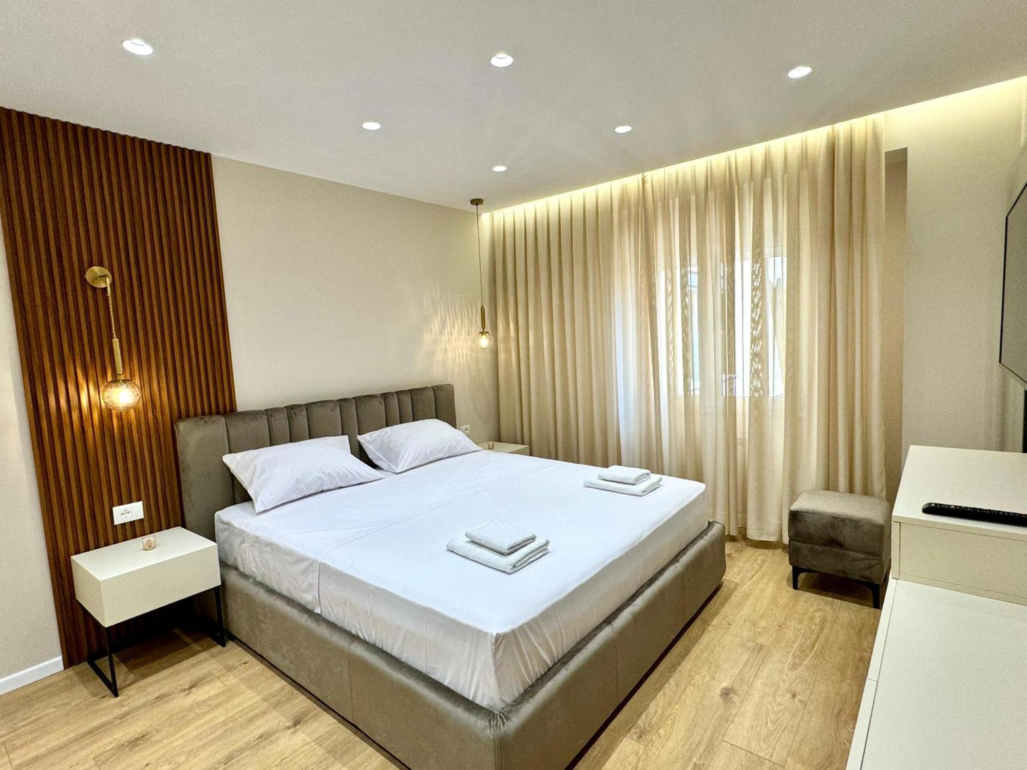 Hotel E&r At Myslym Shyri Tirana